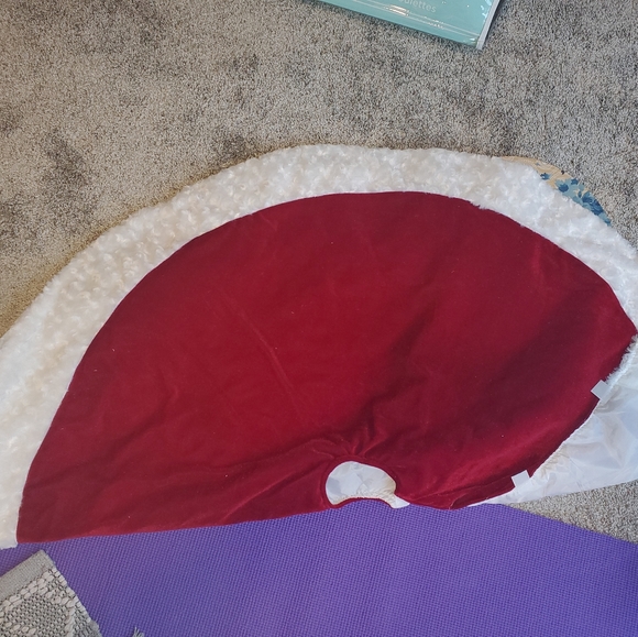 Red velvet tree skirt - Picture 4 of 6